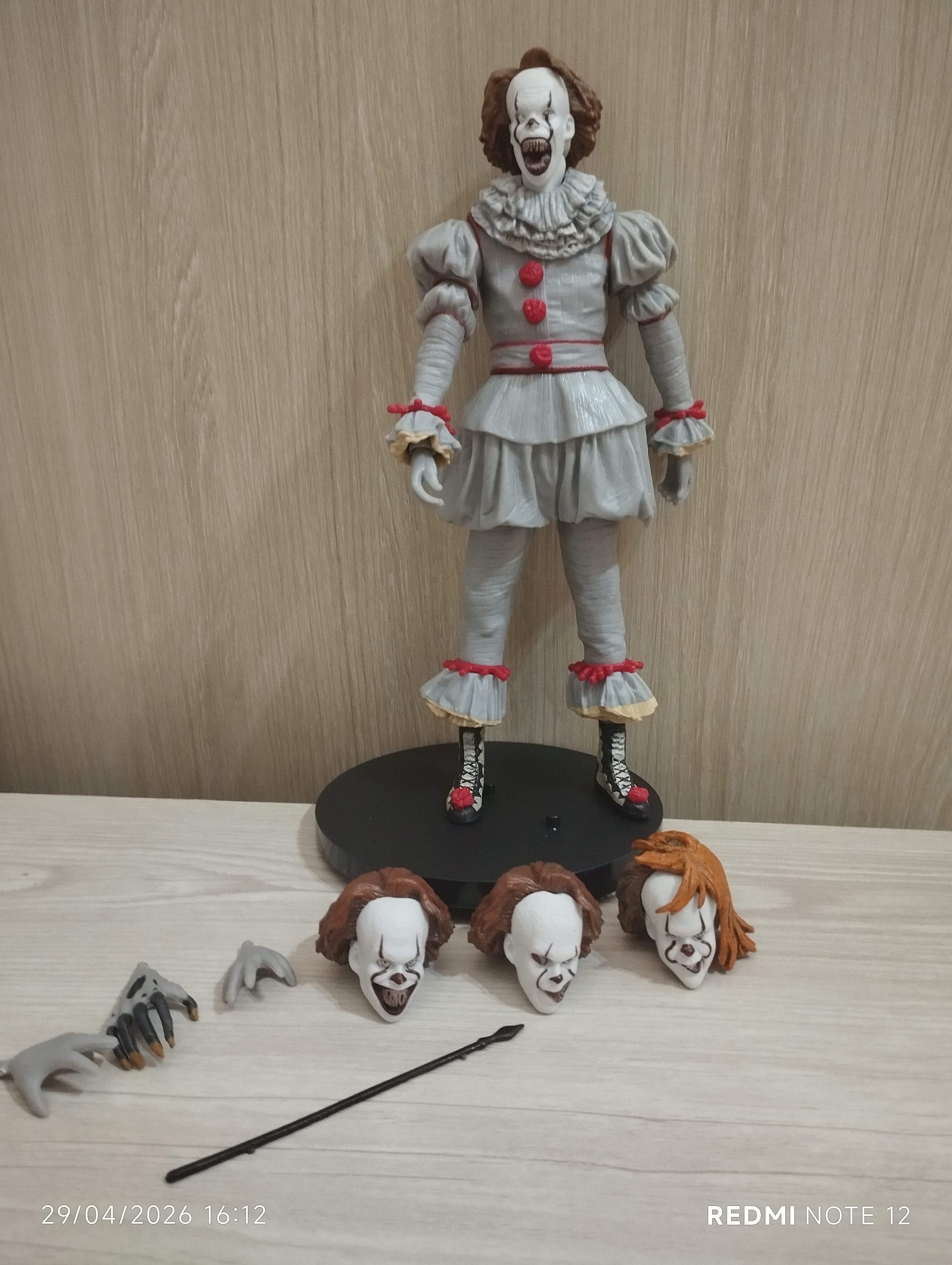 فیگور پنی وایز Pennywise از ایت IT با سر و دست اضافه